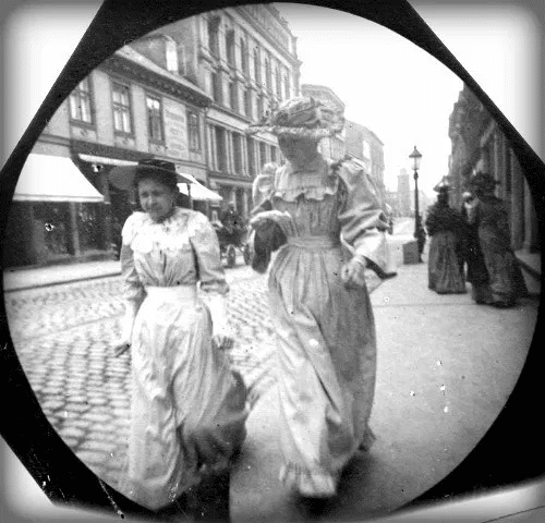Две женщины на улице на чёрно-белой фотографии XIX века