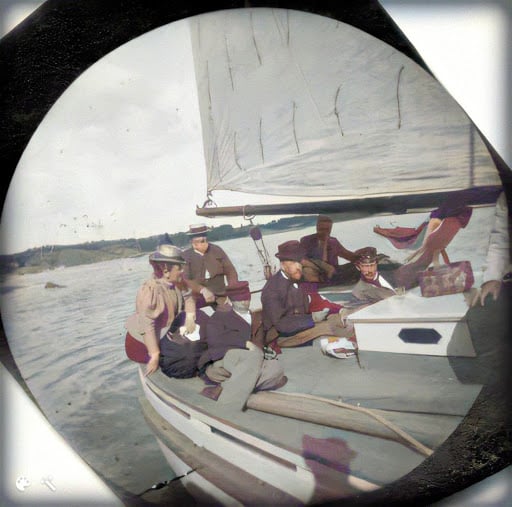 Архивная фотография людей на парусной лодке